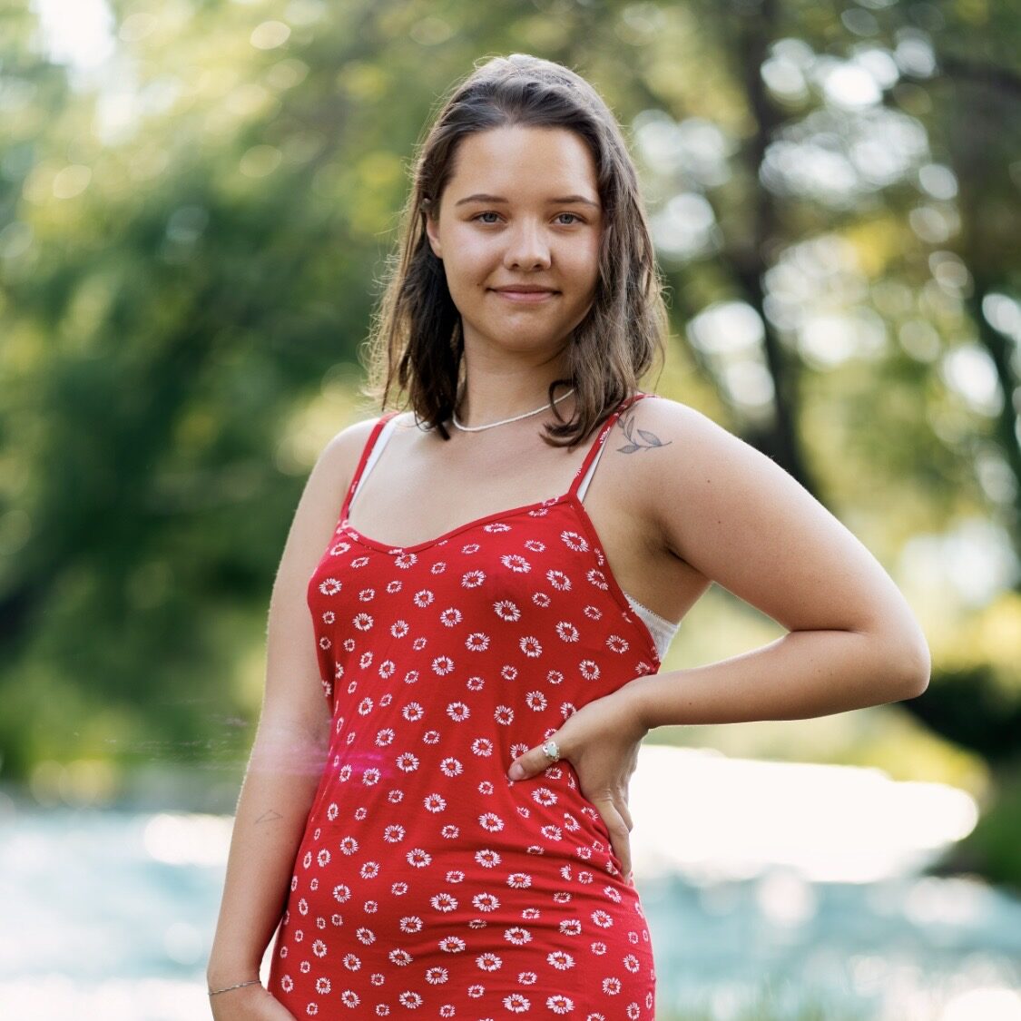 It uslubidagi yalangoch qiz.